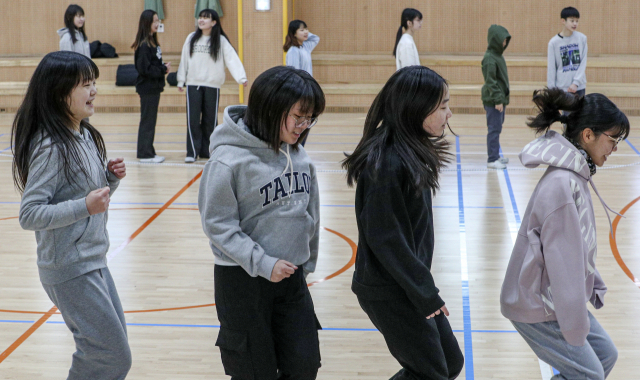 부산 해운대구 신재초등학교 실내체육관에서 마스크를 벗은 학생들이 체육 활동을 하고 있다. 부산일보DB