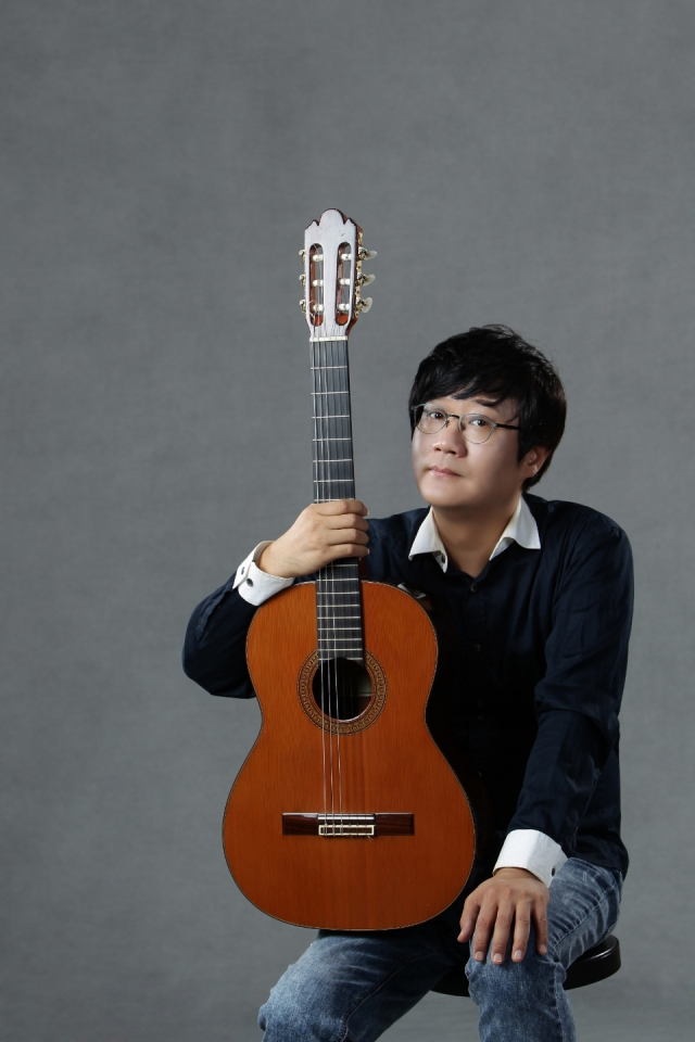 한국인 최초 스페인국왕 문화훈장을 받은 한국 기타음악의 거목 장승호 기타리스트. 부산문화회관 제공.