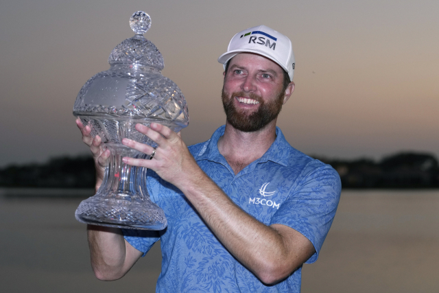 지난달 26일(현지시간) 미국 플로리다주에서 개최된 PGA 투어 혼다클래식에서 우승한 크리스 커크(37·미국)가 우승컵을 들고 환하게 웃고 있다. AP연합뉴스