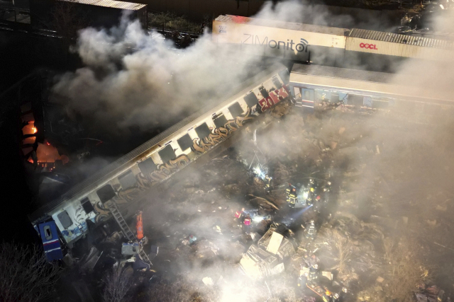 지난달 28일(현지시간) 열차 충돌이 일어난 그리스 중부 테살리아주 라리사 사고 현장에서 연기가 피어오르고 있다. 이날 여객 열차와 화물 열차가 충돌해 일부 객차가 탈선하거나 불이 붙었다. 소방당국은 현재까지 36명이 숨지고 85명이 다쳤다고 밝혔다. AP연합뉴스