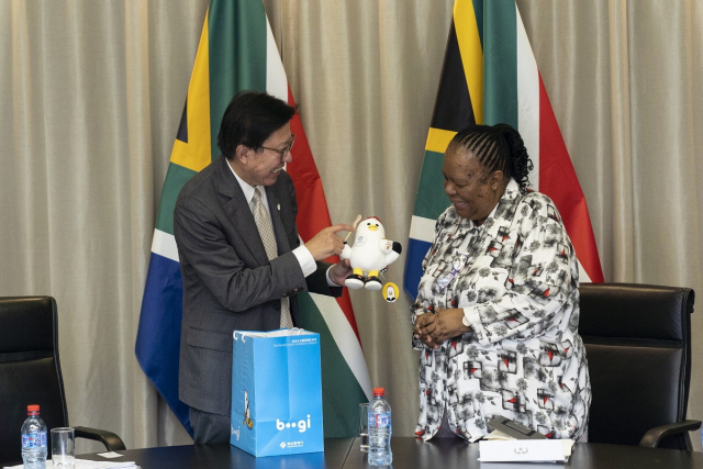 박형준 부산시장이 지난달 27일 남아프리카공화국 나레디 판도 국제관계협력부 장관을 만나 2030세계박람회 부산 유치 지지를 요청했다. 부산시 제공