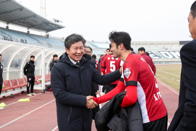정몽규(왼쪽) 대한축구협회장이 지난 1일 천안종합운동장에서 열린 2023 프로축구 K리그2 개막전에서 부산아이파크 선수들을 격려하고 있다. 한국프로축구연맹 제공