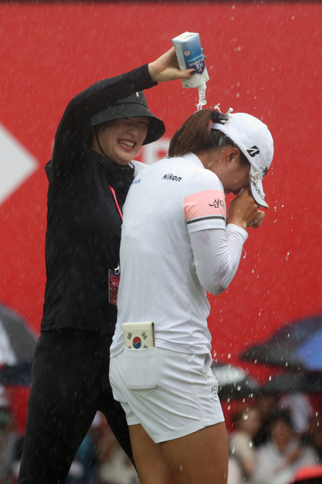 고진영이 5일 싱가포르에서 열린 미국 여자프로골프(LPGA) 투어 HSBC 월드챔피언십 대회 2연패를 달성한 후 축하를 받으며 감격의 눈물을 흘리고 있다. AFP연합뉴스