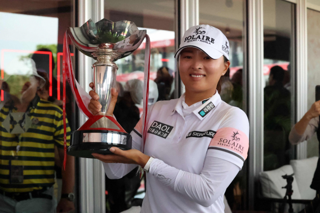 고진영이 5일 싱가포르에서 열린 미국 여자프로골프(LPGA) 투어 HSBC 월드챔피언십 대회 2연패를 달성한 후 우승컵을 들고 활짝 웃고 있다. AFP연합뉴스