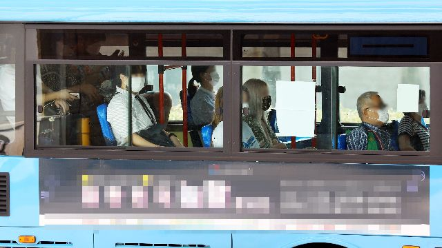 부산 한 시내버스에서 시민들이 마스크를 착용한 채 버스를 이용하고 있다. 부산일보DB