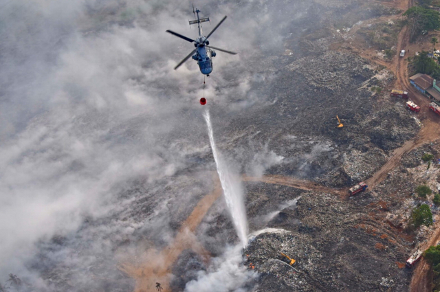 인도의 한 쓰레기 매립지에서 불이 나 대량의 유독가스가 발생했다. 헬기가 공중에서 물을 뿌리고 있다. 트위터 캡처