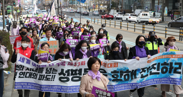 3·8 세계 여성의 날 기념 제33회 부산여성대회가 8일 부산시청 광장에서 열렸다. 참석자들이 거리 행진을 벌이고 있다. 강선배 기자 ksun@