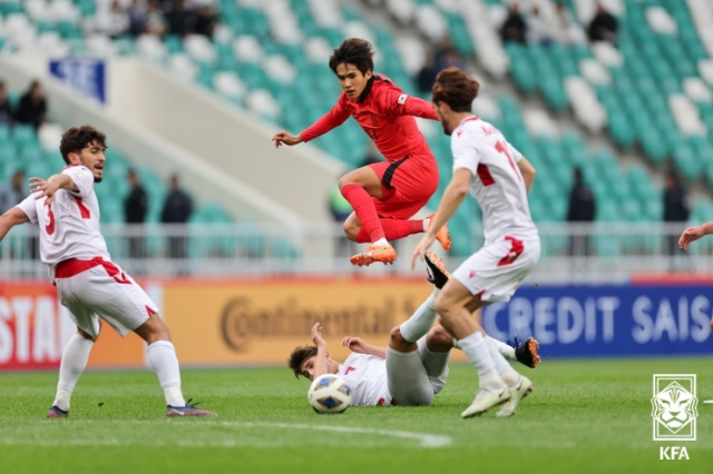 AFC U-20 아시안컵에 출전하고 있는 대한민국 대표팀의 이준상(성남)이 8일 열린 C조 조별리그 최종전에서 타지키스탄 선수의 태클을 피해 슛을 시도하고 있다. 대한축구협회 제공