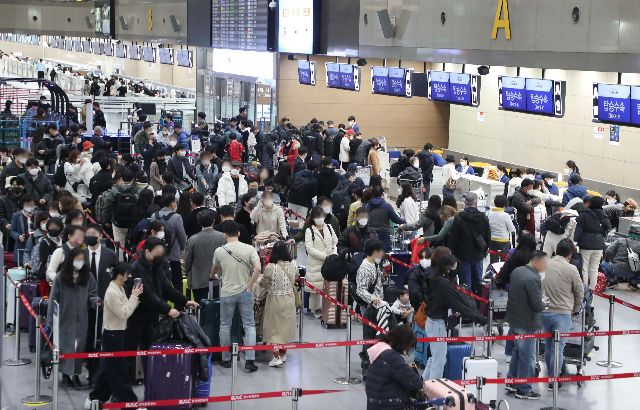 공휴일인 지난 1일 오전 부산 김해국제공항 국제선 청사가 탑승 수속을 하려는 이용객들로 붐비고 있다. 부산일보DB