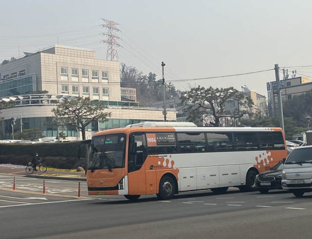 부산~김해를 오가는 1004번 버스가 김해시청 앞을 지나고 있다. 이경민 기자