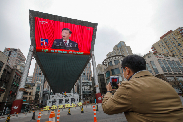 시진핑 주석의 전국인민대표대회 폐회사가 13일 베이징 거리에서 생방송되고 있다. EPA연합뉴스