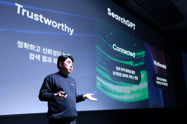 김용범 네이버 서치US 치프 사이언티스트가 최근 서울 코엑스에서 열린 개발자 콘퍼런스에서 서치GPT 기술을 소개하고 있다. 연합뉴스