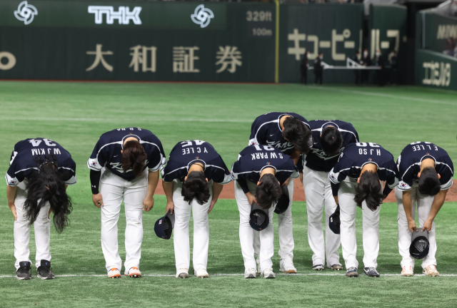 한국 야구 국가대표팀이 2023 월드베이스볼클래식(WBC) 1라운드에서 탈락, 3회 대회 연속 8강 진출에 실패했다. 지난 10일 일본 도쿄돔에서 열린 본선 1라운드 일본과 경기에서 4-13으로 진 한국 선수들이 경기 뒤 팬들에게 고개 숙여 인사하고 있다. 연합뉴스