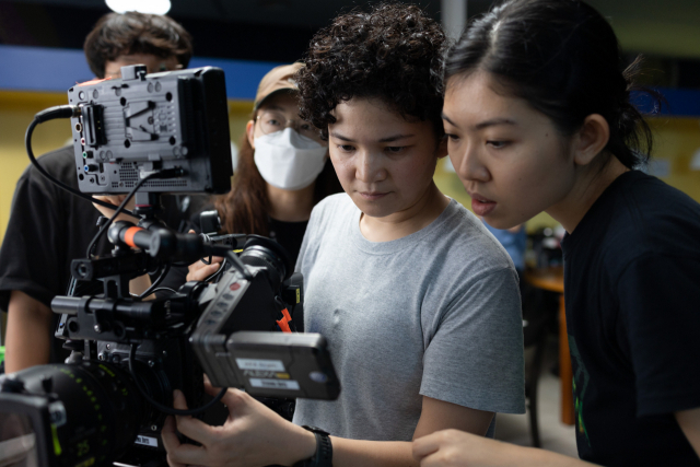 지난해 ‘CHANEL X BIFF 아시아 영화 아카데미’에서 참가자가 카메라로 실습을 하고 있다. 부산국제영화제(BIFF) 제공