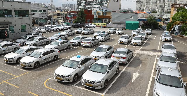 기존 법인 택시 운영에 적용되던 제한들이 대거 완화된다. 부산 수영구의 한 택시업체에 운행을 하지 않는 택시들이 세워져 있는 모습. 부산일보DB