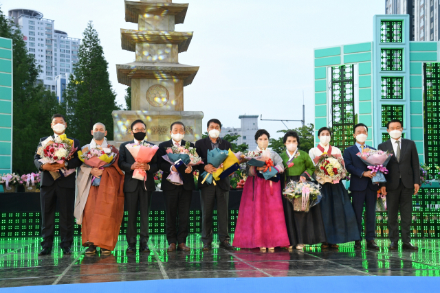지난해 4월 부산 송상현 광장서 열린 제4회 부산불교대상 시상식.
