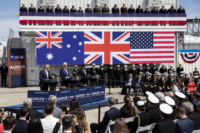 앤서니 앨버니지 호주 총리, 조 바이든 미국 대통령, 리시 수낵 영국 총리가 13일(현지시간) 미국 샌디에이고 해군기지에서 ‘오커스’ 3국 정상회담 후 기자회견을 하고 있다. 이날 세 정상은 2030년대 초 미국이 호주에 핵추진 잠수함 3척을 판매한다고 밝혔다. EPA연합뉴스