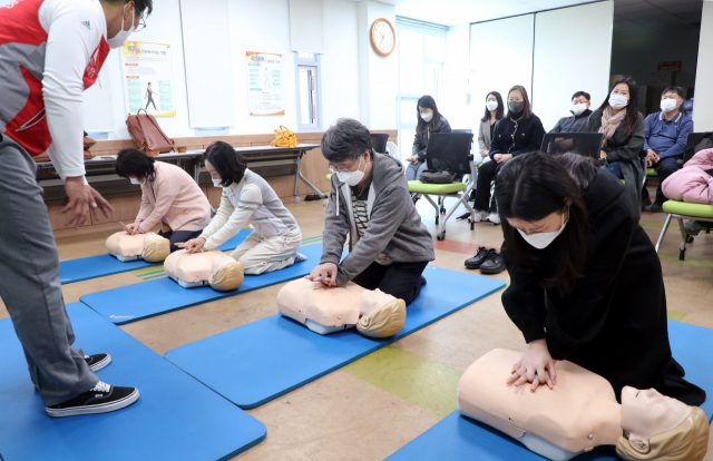 15일 부산 해운대구 재송동 재반보건지소 교육관에서 열린 심폐소생술 교육에서 참가자들이 가슴압박 훈련을 하고 있다. 정종회 기자 jjh@