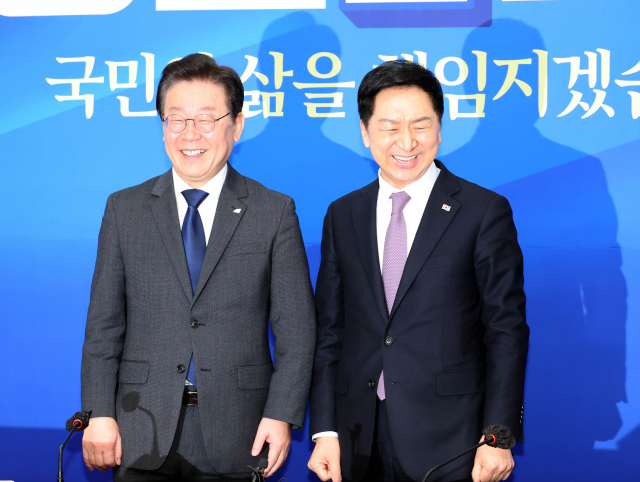 국민의힘 김기현(오른쪽) 대표가 15일 오전 국회 민주당 대표 회의실을 찾아 더불어민주당 이재명 대표와 대화하고 있다. 연합뉴스
