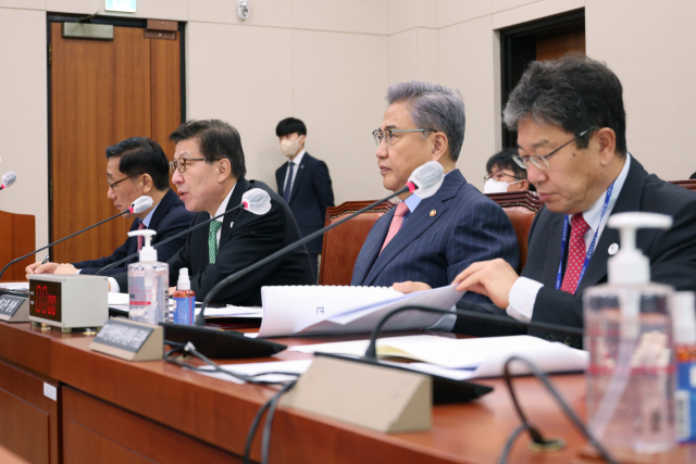 박형준 부산시장(왼쪽에서 두 번째)이 15일 국회에서 열린 2030부산세계박람회 유치 지원 특별위원회 전체회의에서 업무보고를 하고 있다. 연합뉴스
