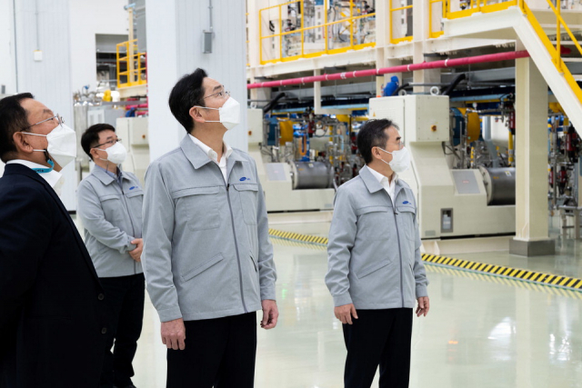 이재용 삼성전자 회장이 지난해 11월 삼성전기 부산사업장을 찾아 MLCC(적층세라믹콘덴서) 제조 현장을 둘러보고 있다. 삼성전자 제공