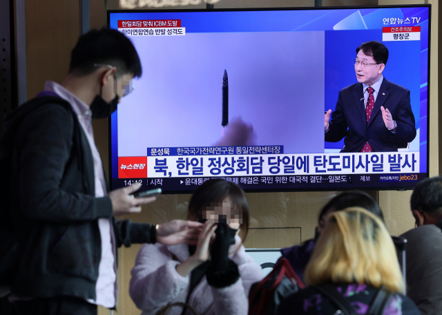 북한이 대륙간탄도미사일을 발사한 16일 오후 서울역 대합실에 관련 뉴스가 나오고 있다. 연합뉴스