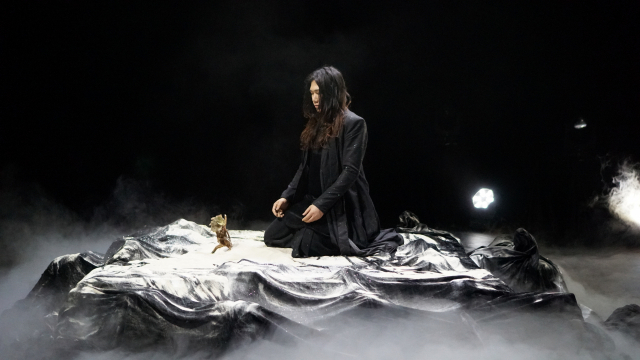 ‘마법 같은 순간의 발견-생텍쥐페리의 유령’에 참여한 마술사 김영민. 그루잠 프로덕션 제공