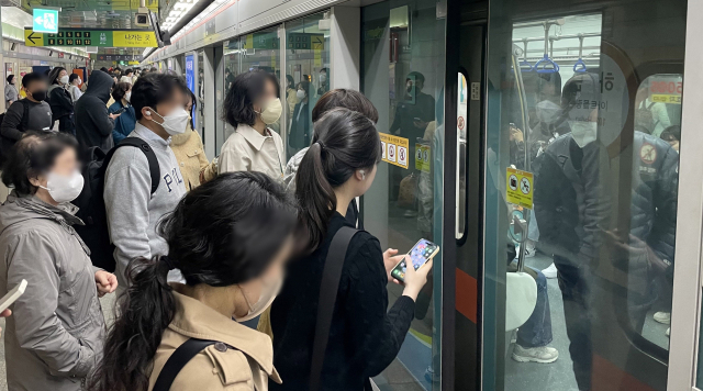 버스나 도시철도 등 대중교통에서의 마스크 착용 의무 조치가 해제된 20일 오전 부산 도시철도 1호선에서 출근길 시민들이 대부분 마스크를 착용한 채 지하철을 이용하고 있다. 정종회 기자 jjh@