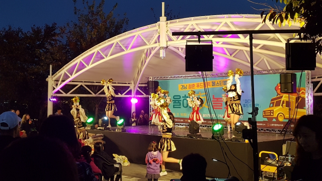 ‘제4회 율하카페거리 벚꽃축제’가 오는 25~26일 김해시 율하천 만남교 광장 일대에서 열린다. 장유3동 행정복지센터 제공