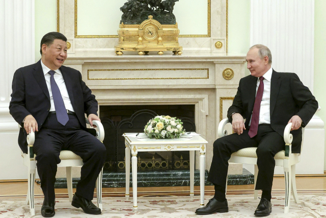 시진핑(왼쪽) 중국 국가주석과 블라디미르 푸틴 러시아 대통령이 20일(현지시간) 러시아 모스크바 크렘린궁에서 비공식 회담을 하고 있다. AP연합뉴스연합뉴스