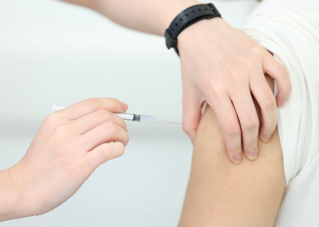 지난해 8월 서울의 한 병원을 찾은 시민이 백신 접종을 받고 있는 모습. 연합뉴스