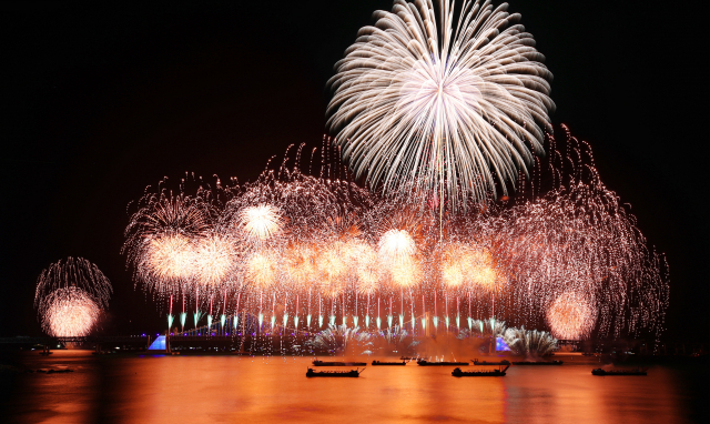 2030세계박람회 부산 유치 열망을 담은 대형 불꽃쇼가 내달 6일 부산 광안리해수욕장에서 열린다. 지난해 12월 열린 부산불꽃축제. 부산일보DB