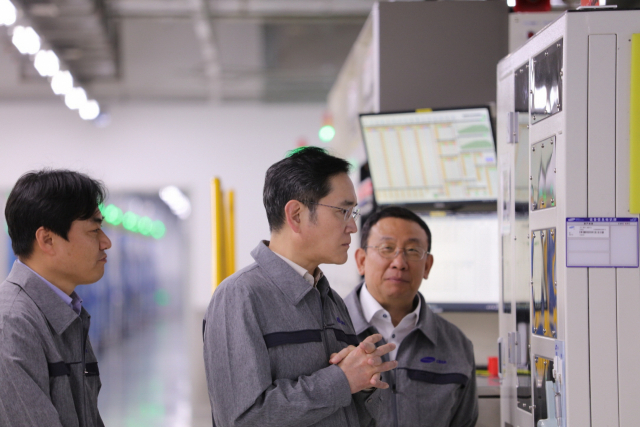 이재용 삼성전자 회장이 24일 중국 텐진 삼성전기 사업장을 방문해 MLCC 생산 공장을 점검하고 있다.삼성전자 제공