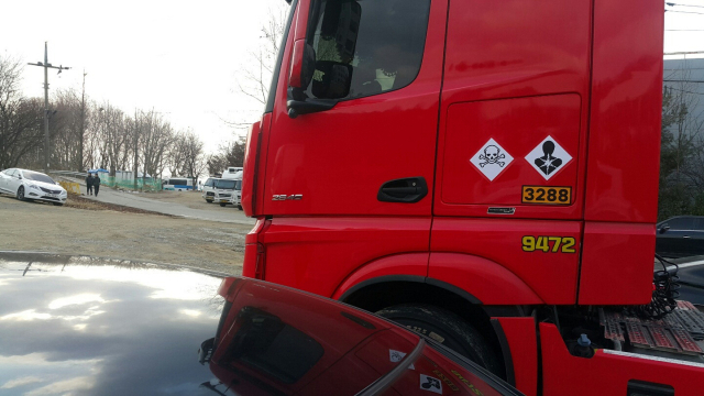항만물류정보 가맹 차량이 유해화학물질 운송 스티커를 붙이고 화물을 운반하는 모습. 항만물류정보 제공