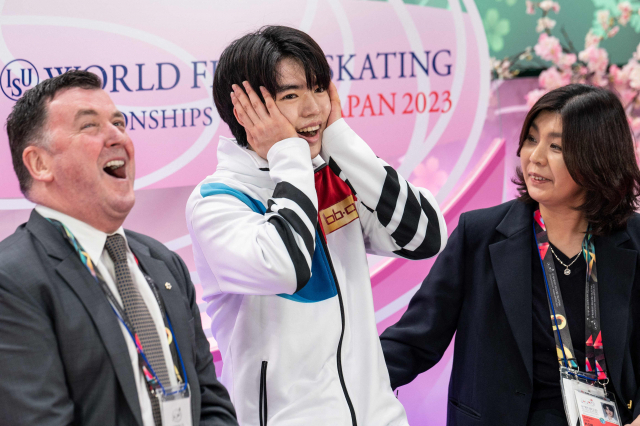 한국 피겨스케이팅 남자 싱글 대표주자 차준환(가운데)이 지난 25일 ISU 피겨스케이팅 세계선수권대회에서 자신의 최고 기록을 세운 뒤 기뻐하고 있다. AFP연합뉴스