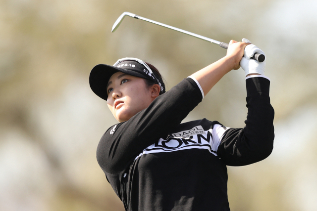 유해란(22)이 LPGA 데뷔 무대에서 공동 7위에 오르며 화려한 신고식을 했다. 유해란이 27일(한국시간) 드라이브온 챔피언십 4라운드 8번 홀에서 티샷을 하고 있다. AFP연합뉴스