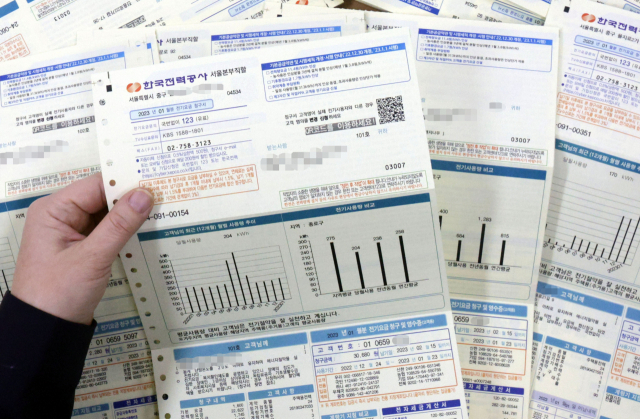 정부가 올해 2분기(4~6월) 전기·가스요금을 이번 주 동시에 발표한다. 지난 2월 3일 서울 시내의 한 한국전력공사 협력사에서 직원이 1월 전기요금 청구서를 정리하고 있다. 연합뉴스