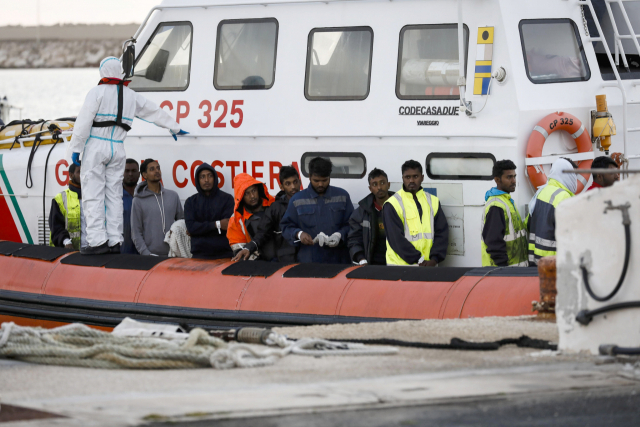 지난 13일 리비아발 난파선의 생존 난민들이 이탈리아 시칠리아에서 대기 중이다. EPA연합뉴스