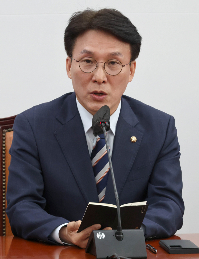 더불어민주당 김민석 정책위의장이 28일 국회에서 열린 원내대책회의에서 발언하고 있다. 연합뉴스