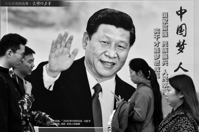 시진핑과 그의 구호인 ‘중국몽’ 선전 문구를 담은 큰 광고판 앞을 지나가는 베이징 사람들. 너머북스 제공