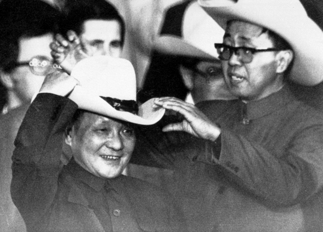 1979년 미국 방문 때 카우보이 모자를 써보고 있는 덩샤오핑. 너머북스 제공