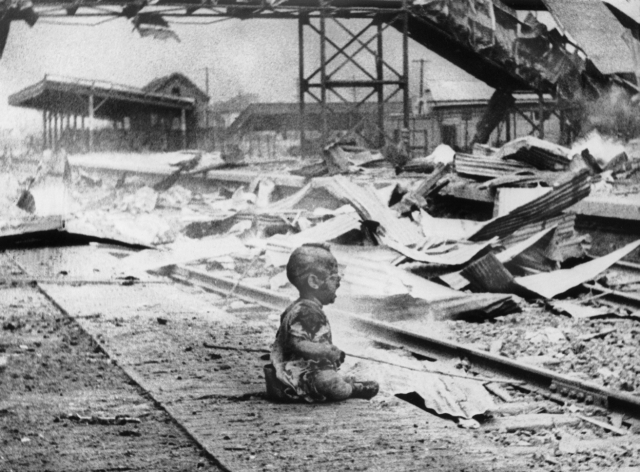 1937년 8월 일본군 폭격으로 파괴된 상하이 기차역의 폐허 속에서 울고 있는 아기. 너머북스 제공