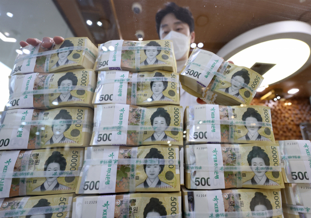시중에 풀린 현금이 약 15년 만에 '2개 분기' 연속으로 감소한 것으로 나타났다. 연합뉴스