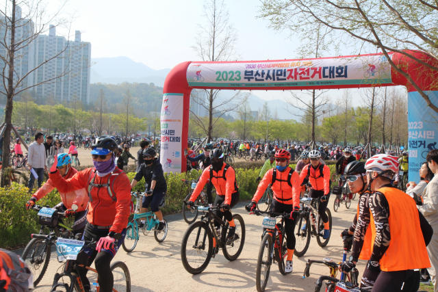 1일 부산 북구 화명생태공원에서 열린 ‘2023 부산시민자전거대회’에 1700여 명의 라이더들이 참가해 봄날의 하루를 즐겼다. 부산시체육회 제공