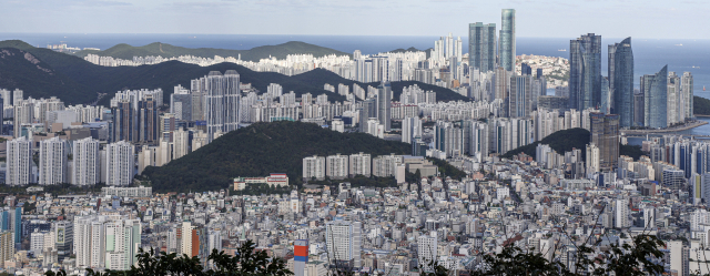 급격한 부동산 침체기 때 한국의 독특한 전세 제도가 경제 전반의 리스크를 키울 수 있다는 외신 보도가 나왔다. 아파트와 고층 빌딩이 즐비한 부산 해운대구와 수영구 전경. 부산일보DB