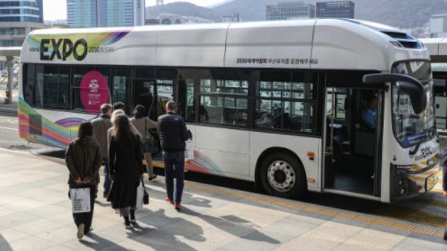 정부가 부산·경남·서울·인천·세종·전북 6개 지역에 400대의 수소버스 보급을 지원한다. 사진은 ‘2030부산세계박람회 외신기자 초청 프레스투어’에 참석한 외신가자들이 탑승한 수소버스. 부산일보 제공