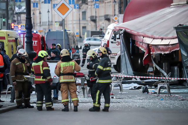 러시아 비상대책부 소속 대원들이 2일(현지시간) 폭발이 발생한 러시아 제2 도시 상트페테르부르크의 한 카페에 출동해 있다. AP연합뉴스