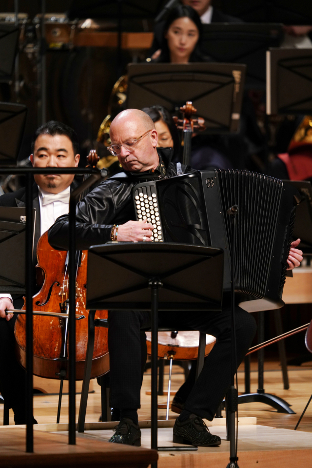 신동훈의 ‘생황, 아코디언과 오케스트라를 위한 2인극’ 아시아 초연을 하고 있는 파스칼 콩테의 아코디언 연주 모습. 통영국제음악제 제공
