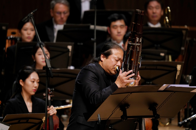 신동훈의 ‘생황, 아코디언과 오케스트라를 위한 2인극’ 아시아 초연을 하고 있는 우웨이의 생황 연주 모습. 통영국제음악제 제공