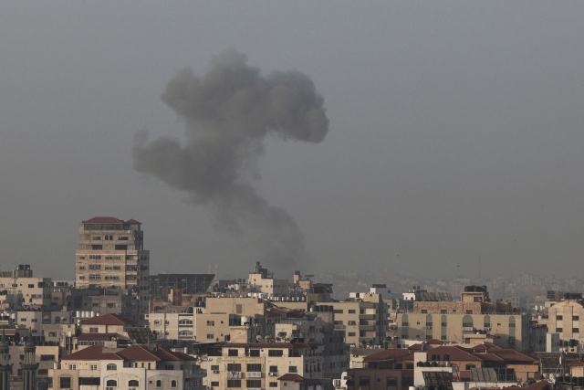 이스라엘군 공습을 받은 팔레스타인 가자지구에서 검은 연기가 피어오르고 있다. AP연합뉴스